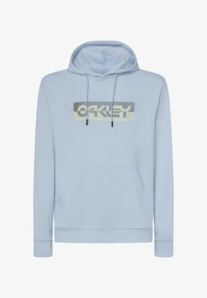 Lichtblauwe hoodie met een voorzak in kangoeroestijl en een rechthoekig grafisch logo met de tekst "Oakley" in grijs- en crèmekleuren.