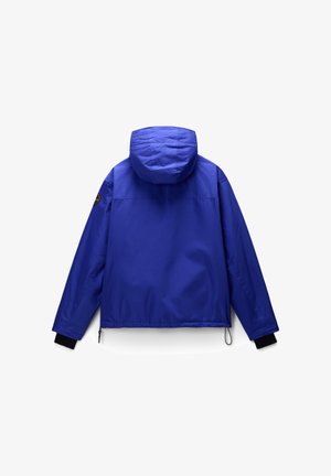 Blaue leichte Jacke mit Kapuze, mit einem schwarzen Akzent an den Bündchen. Glatte Textur, verkürztes Design und ein Logopatch an der linken Schulter.