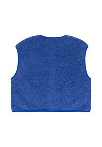 Blå fleece vest med en teksturert overflate, ermeløs design og kontrasterende blå kant langs halslinningen og armåpningene.