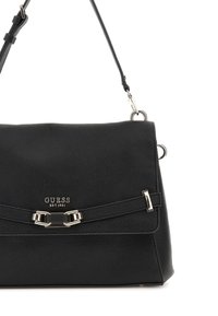 Borsa a tracolla in pelle nera con superficie texturizzata, dettagli in metallo argentato e un pattino frontale. Presenta una tracolla removibile.
