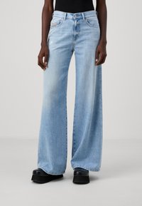 Diesel 1978 D-AKEMI - Flared Jeans - 01