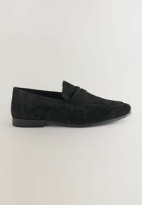 Schwarze Wildleder-Slipper mit glatter Textur, spitzem Zehenbereich und einem einzelnen Riemen über dem Spann. Verfügt über eine niedrige schwarze Gummisohle.