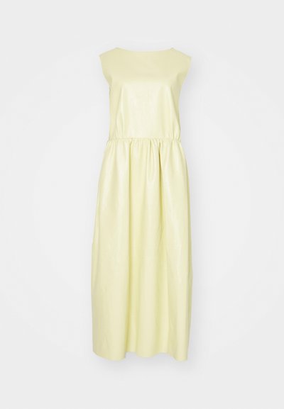 Robe jaune sans manches en tissu léger, avec une coupe décontractée, une taille cintrée et une jupe fluide.