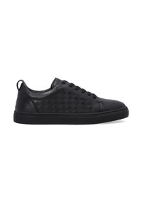 Czarne skórzane sneakersy z teksturowanym wzorem w diamenty, płaskim wiązaniem, zaokrąglonym czubkiem i gumową podeszwą. Dodatkowo wyposażone w uchwyt na pięcie.