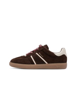 Lage bruine suède sneaker met witte accenten, roze veters en rubberen zool, gezien van opzij tegen een witte achtergrond.