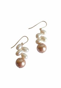 Orecchini in tono oro che presentano tre perle bianche e una grande perla rosa in basso. Il design è a goccia con un gancio delicato.
