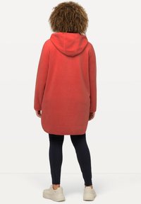 Ulla Popken TEDDY HOODED NECK - Felpa in pile - light red