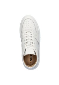 Witte leren sneaker met geperforeerde neus, platte veters en een beige binnenzool. Heeft een gladde bovenkant en een afgerond te ontwerp.