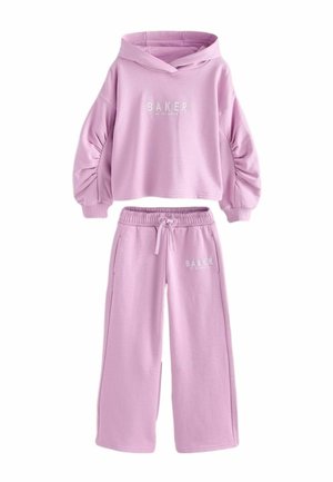 Lichtpaars tweedelig ensemble met geplooide lange mouwen hoodie top en wijde broekspijpen, beide met "BAKER" tekstlogo.