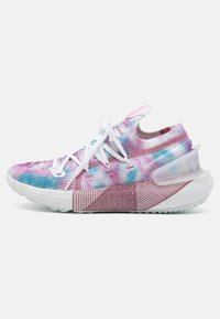 Barevná sportovní bota s tie-dye vzorem v modré a růžové, bílé tkaničky a texturovaný růžový síťový akcent na boku. Průhledný podpatek.