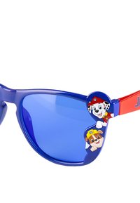 Lunettes de soleil en plastique bleu avec des verres teintés de bleu et des branches rouges. Décorées de dessins de caractères de deux chiens de dessin animé sur la monture.