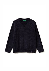 Dunkelblauer Strickpullover mit langen Ärmeln, gerippten Bündchen und einem kleinen Logosticker am unteren Saum.