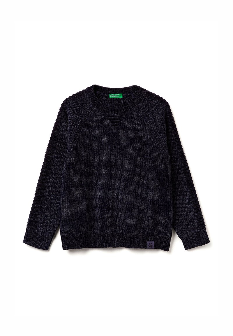 Dunkelblauer Strickpullover mit langen Ärmeln, gerippten Bündchen und einem kleinen Logosticker am unteren Saum.