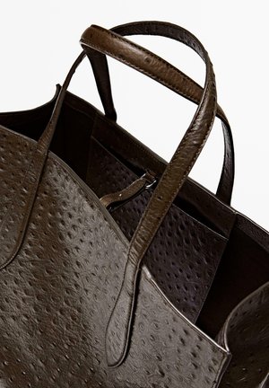 Borsa tote in pelle marrone con superficie texture, doppi manici robusti e design a gola aperta. L'interno è dotato di una tasca per l'organizzazione.