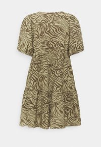 Klänning med zebra-mönster i brunt och grönt, med korta puffärmar, rund halsringning och en skir design med flera lager. Mjuk textur.