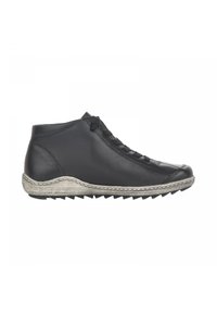Baskets montantes en cuir noir avec un fil argenté texturé le long de la semelle et un motif de crampons en zigzag, dotées d'un design à lacets.