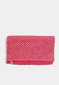 Clutch intrecciata rosa con superficie strutturata. Presenta una chiusura con zip lungo il bordo inferiore, realizzata con materiale flessibile.