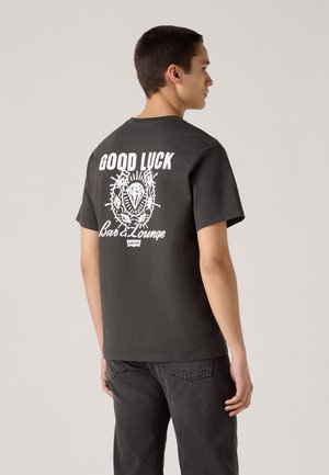 RELAXED FIT TEE  - T-shirt imprimé - good luck bar pirate black
