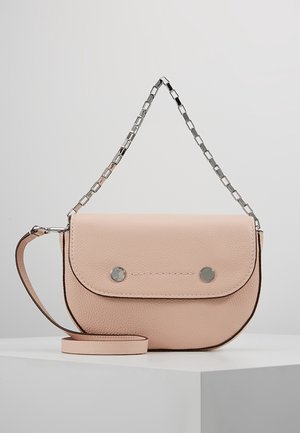 Mała różowa torebka na ramię z różowej skóry z srebrnym łańcuszkowym paskiem, klapkowym zapięciem i podwójnymi zatrzaskami, na białym tle.