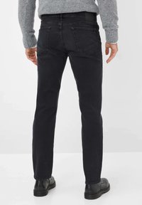 Jeans neri slim-fit in denim, con un classico design a cinque tasche e una patch in pelle in vita.