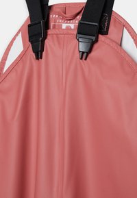 Rosa vattentåliga overaller i 100% polyester, med justerbara svarta axelremmar och en mjuk textur med sömdetaljer.