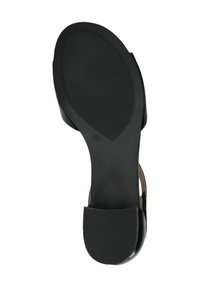 Svart högklackad sandal med en slät lackfinish, har en strukturerad gummisula, öppen baksida och en bred rem över framsidan.