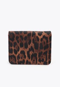 Portafoglio con stampa leopardata caratterizzato da un esterno texturizzato in marrone e nero, forma rettangolare elegante con angoli arrotondati e dettagli di cucitura.