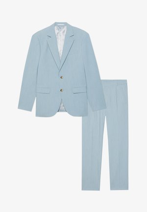 Világoskék öltöny szett, amely tartalmaz egy két gombos blézert, kivágott hajtókákkal és oldalsó zsebekkel, párosítva a megfelelő, sima elülső nadrággal.