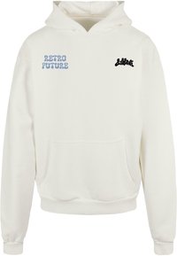 Vit hoodie med framficka, med texten "RETRO FUTURE" i ljusblått och "Lost Youth" i svart, mjukt tyg och ribbade ärmslut.