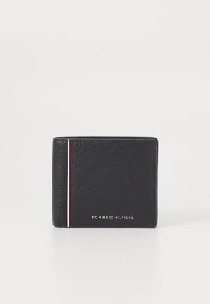 Portafoglio in pelle nera con finitura testurizzata. Presenta un accento a righe rosse e bianche e un logo sulla parte anteriore. Design bi-fold.