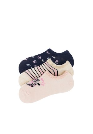 Tres calcetines tobilleros: uno azul marino con huellas de patas, uno crema con rayas negras y uno rosa claro con un diseño de gato y corazón.