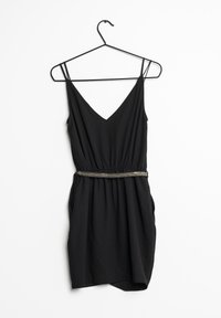 Vestido negro sin mangas con escote en V, cinturilla elástica y cinturón metálico decorativo. Diseño drapeado con corte holgado y textura suave.