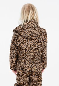 Bruine jasje met luipaardprint, voorzien van een ruches capuchon, elastische taille en lange mouwen. Het materiaal lijkt glad en lichtgewicht.