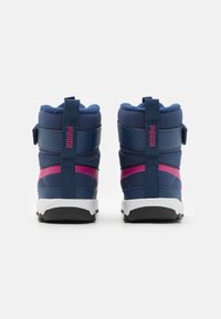 Blaue High-Top-Sneaker mit gepolstertem Kragen, rosa Akzenten und einer strukturierten Gummisohle; verstellbare Riemen für Passform und Unterstützung.