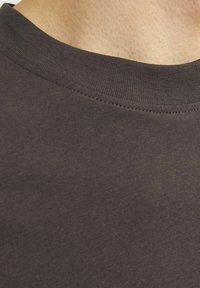 Jack & Jones JJEBRADLEY TEE O NECK - Tricou basic - mulch