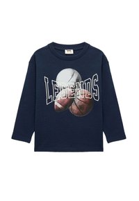 Granatowa koszulka z długim rękawem z graficznym nadrukiem przedstawiającym baseball oraz dwie piłki do koszykówki, z wyrazem "LEGENDS" napisanym dużymi białymi literami.
