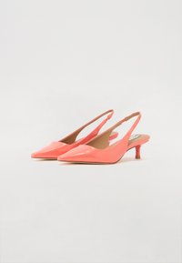 Scarpe slingback in pelle sintetica corallo con punta a punta e tacco piccolo. Texture liscia, design minimalista, con una sottile fascia alla caviglia.