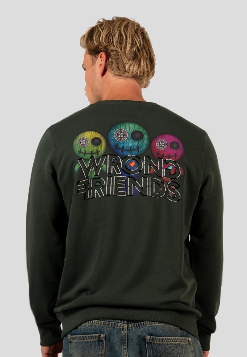 Sudadera verde con cuello redondo y puños acanalados, que presenta un gráfico colorido de calaveras y el texto "WRONG FRIENDS" en la parte posterior.