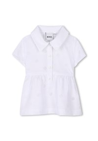 Bílá košile s krátkými rukávy a širším límcem, s předním zapínáním na knoflíky a jemným reliéfním vzorem loga na měkké bavlněné látce.