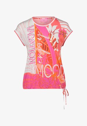 Korte mouw T-shirt met een wit en levendig roze bloemenpatroon, met de tekst "VACATION" en "MOOD," en een trekkoorddetail aan de onderkant.