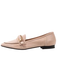 Suède loafers in lichtroze met een spitse teen, voorzien van een goudkleurige gesp en een lage zwarte hak. Gladde textuur met minimale stiksels.