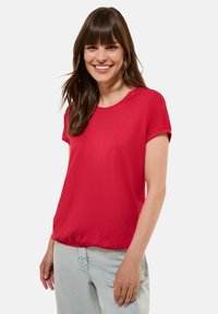 Rode T-shirt met korte mouwen, een ronde halslijn en een relaxte pasvorm. Zachte stof met een lichte gather aan de onderrand, wat een casual silhouet creëert.