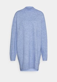 Ljusblå långärmad tröja i mjukt stickat material med hög krage och avslappnad passform, som har sprund på sidorna i nederkant.