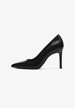 Escarpins noirs en cuir verni à bout pointu avec une finition brillante, une silhouette élégante et un talon aiguille fin.