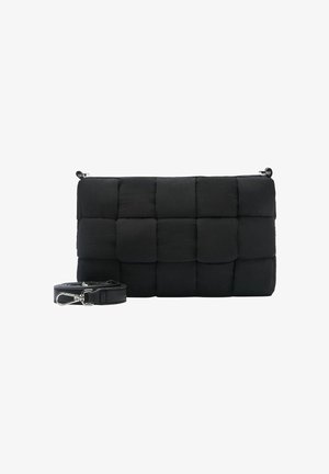 Bolso rectangular negro acolchado con correa desmontable enrollada a su lado, con ganchos metálicos para la sujeción de la correa, sobre un fondo blanco.
