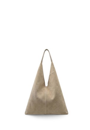 Borsa triangolare color beige morbido con un manico superiore singolo e un'apertura a forma di V profonda, realizzata in morbido materiale scamosciato.