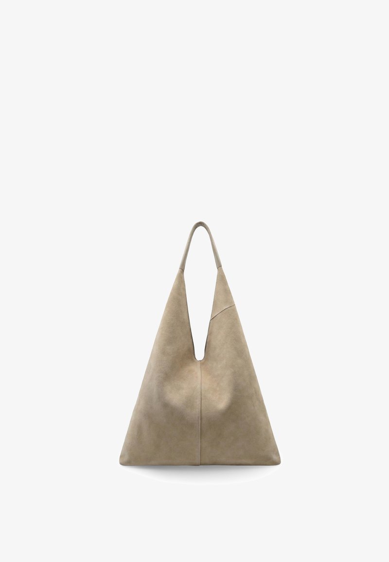Bolso triangular beige suave con un solo asa superior y una apertura profunda en forma de V, fabricado con material de gamuza suave.
