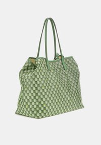Borsa tote a quadretti verde con superficie testurizzata, manici in pelle e fodera interna. Presenta un motivo intrecciato con sottili accenti gialli.