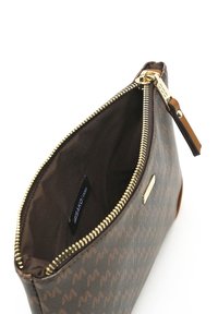 Brun mønstret clutch med guldlukning, indvendig stof i mørkebrunt, med et logo label indeni og en læderdetalje på lynlåstrækkeren.