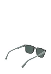 Occhiali da sole in plastica grigia con lenti scure, montatura angolare e sottili aste grigie con un accento sottile.